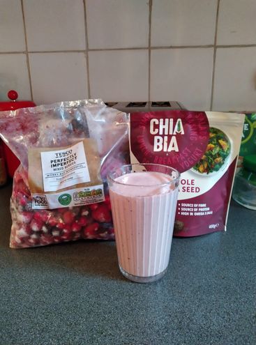 A cheap, healthy smoothie: Frozen berries, homemade kefir & chia seeds