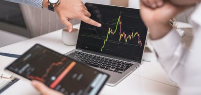 Active vs Passive Crypto Investing: How to Manage Volatile Markets